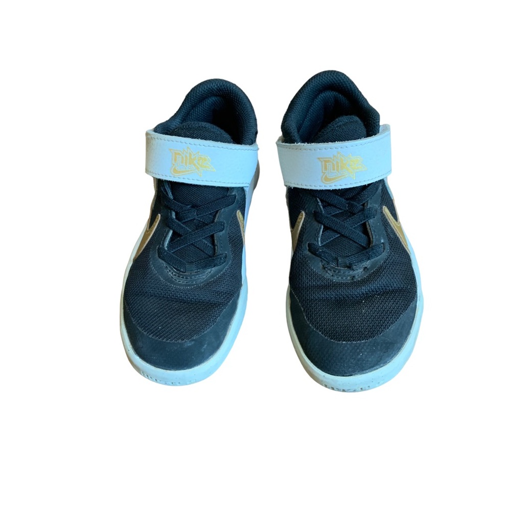 Nike team hustle d sneakers